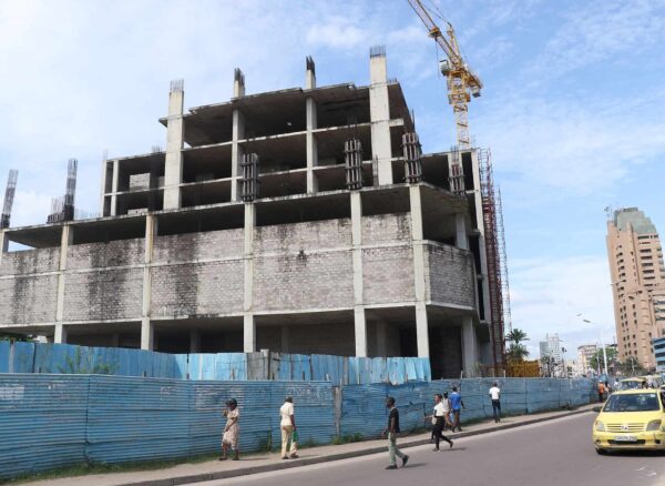 contruction_chantier_non_achevé_Rakin_Bulevard_kinshasa